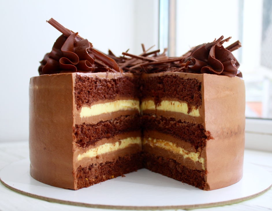 Шоколадно ванильный торт. Торт ваниль шоколад. Тортики в разрезе. Ванильный торт с шоколадным кремом. Шоколадно фруктовая начинка
