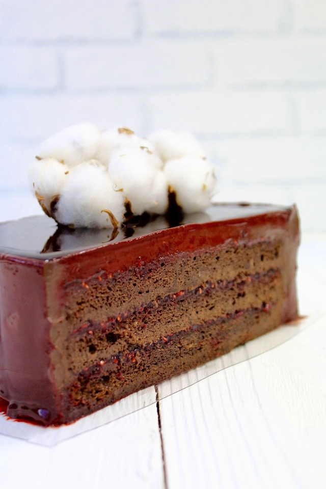 Шоколадный торт с малиновым кремом и сливками